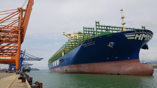 2만4000TEU급 세계 최대 컨테이너 12호선 'HMM 상트페테르부르크(St Petersburg)'호. <HMM 제공>